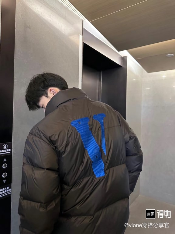 430 Vlone Classic Big V Logo Klein Blue Embroidered Down JacketImported 45D cotton memory matte fabric, feel comfortable and smooth, wear resistance is better, the new national standard 80 zero white duck down, 350 grams