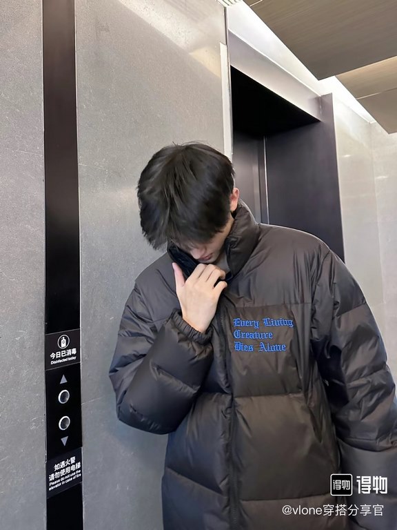 430 Vlone Classic Big V Logo Klein Blue Embroidered Down JacketImported 45D cotton memory matte fabric, feel comfortable and smooth, wear resistance is better, the new national standard 80 zero white duck down, 350 grams