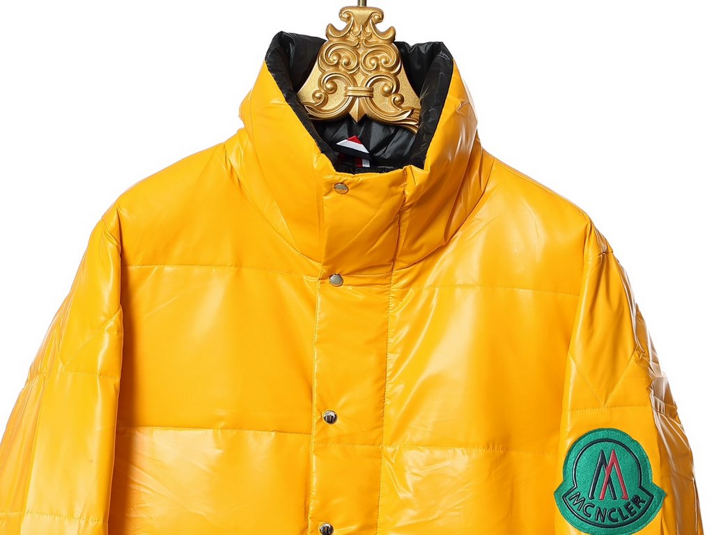 515 Moncer Moncer down jacket Fabrics using nylon shiny lacquer, double placket zipper design can be easily adjusted to the model, according to the climate conditions to remove the hat, the winter must have a windproof d