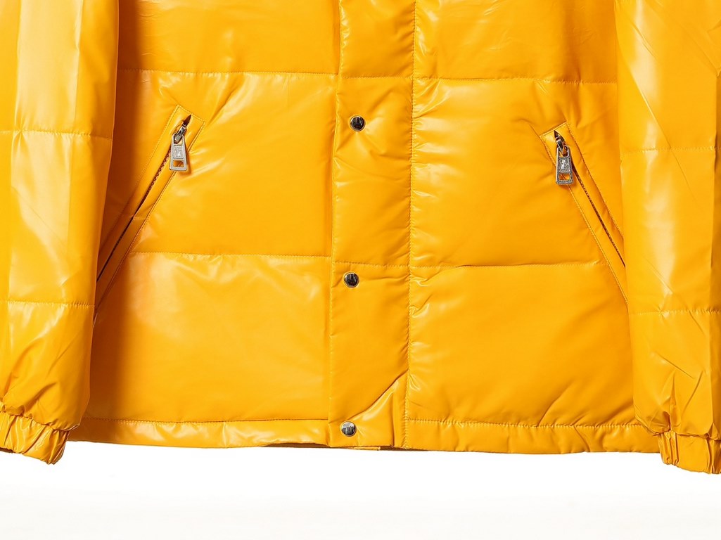 515 Moncer Moncer down jacket Fabrics using nylon shiny lacquer, double placket zipper design can be easily adjusted to the model, according to the climate conditions to remove the hat, the winter must have a windproof d