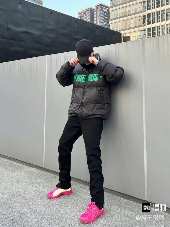 430 Vlone Friends Black and Green Embroidered Letter Down JacketBlack is the color that won't go wrong in winter, black down jacket with green embroidery embellishment, winter out cool and warm, long wearing not tired, t