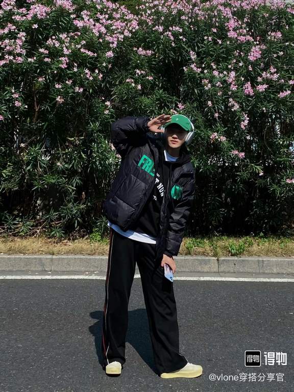 430 Vlone Friends Black and Green Embroidered Letter Down JacketBlack is the color that won't go wrong in winter, black down jacket with green embroidery embellishment, winter out cool and warm, long wearing not tired, t