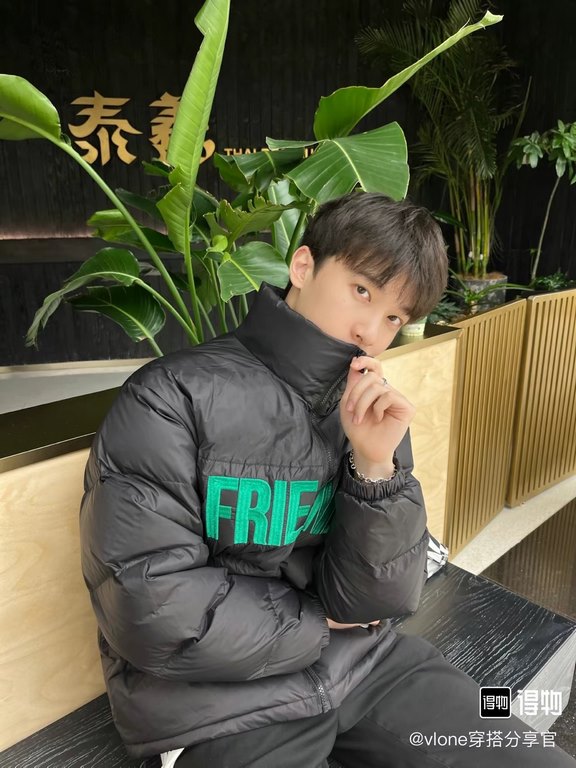 430 Vlone Friends Black and Green Embroidered Letter Down JacketBlack is the color that won't go wrong in winter, black down jacket with green embroidery embellishment, winter out cool and warm, long wearing not tired, t