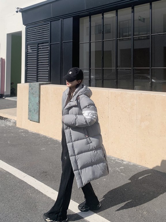 680  #ThomBrowneThomBrowne 2023 counter new classic four-bar hooded men and women with the same couple paragraph long large quilt down coat jacketColor Black GraySize S M L XL