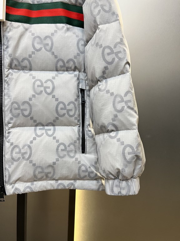 850guci g family Repurchase level cattle goods! Autumn and winter counter synchronization series Must receive down vest (pure 90 white duck down) down family Simple and generous Chest double zipper design Aristocratic pe