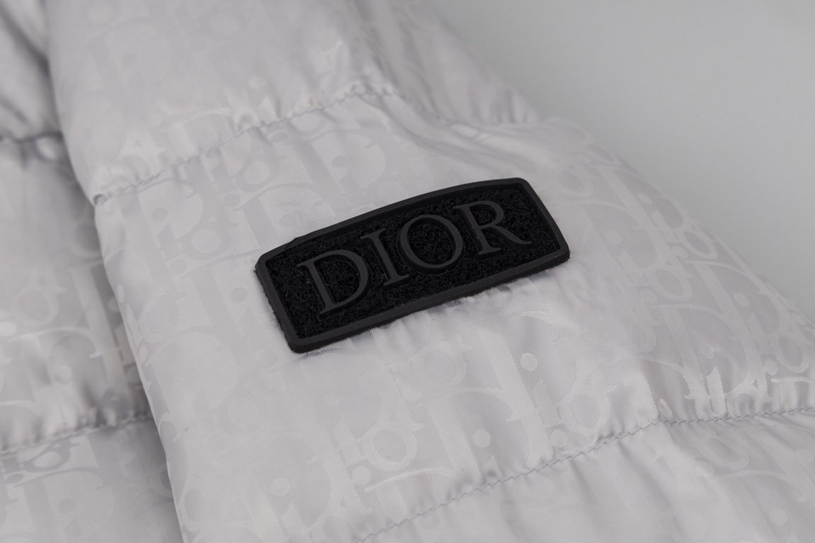 P650Top version silver grayDior   Dior 23ss winter new full print CD dark flower logo down jacketWinter new runway style, the official website synchronization! Men's and women's modelsThen this one down jacket is full of