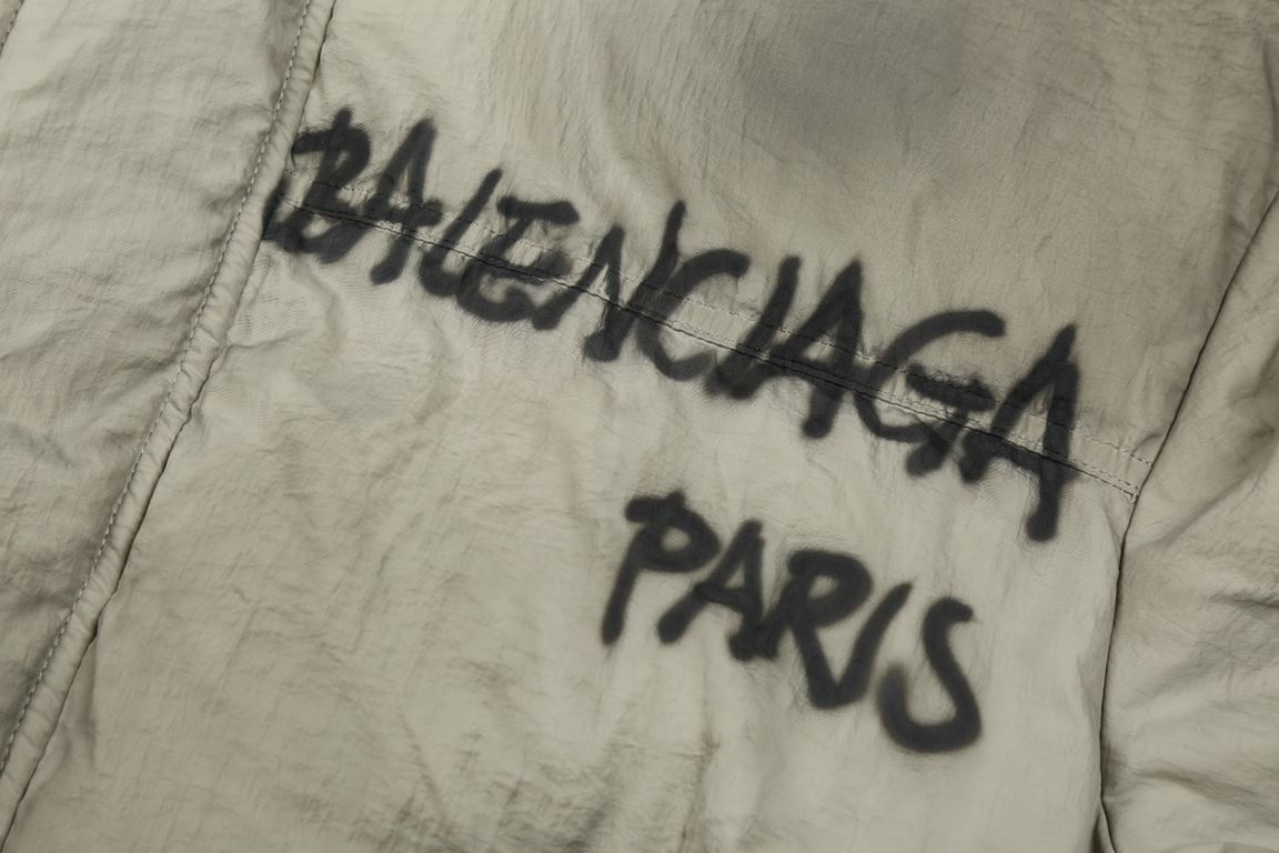 P455    (90 White Duck Down) Balenciaga Paris FallWinter 23 Capsule Down Jacket Collection Percentage 90 340g White Duck Down Fluffy and Warm Open Molded Customized Engraved Logo Button Parisian Old Printed Elements Besp