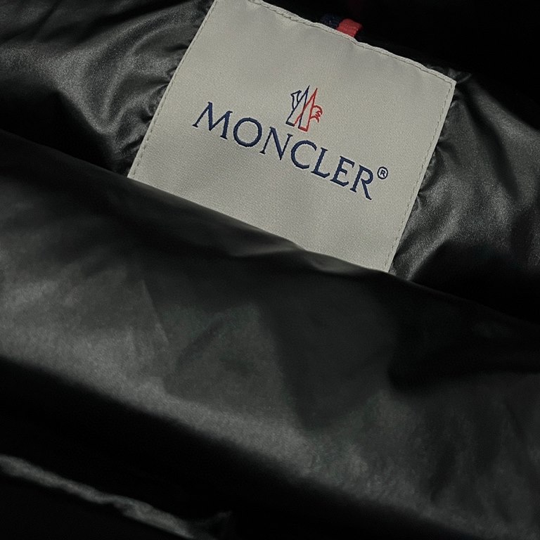 635Model number E71Moncler   moncler mouth 23ss new Wang Yibo same Saulx series down jacket men and women's models hat     removalCrafted from glossy nylon laqué, the Saulx hooded down jacket is a classic Moncler design 