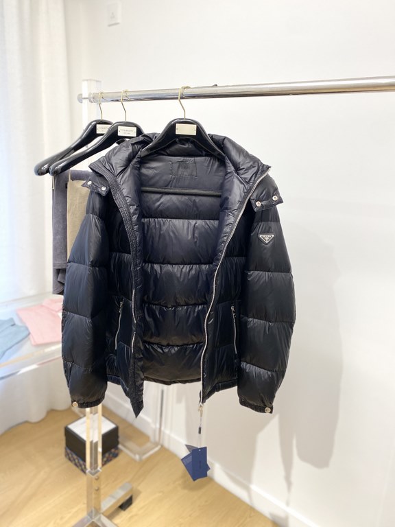 595  Prada, the latest men's down jacket, soft and cozy fabric. The shape of the jacket is superb. Zipper. Accessories are customer supply, imported fabrics, lightweight and comfortable, warm and stylish, simple and gene