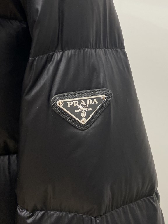 595  Prada, the latest men's down jacket, soft and cozy fabric. The shape of the jacket is superb. Zipper. Accessories are customer supply, imported fabrics, lightweight and comfortable, warm and stylish, simple and gene