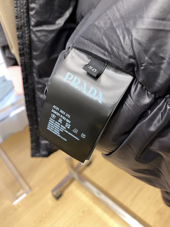 595  Prada, the latest men's down jacket, soft and cozy fabric. The shape of the jacket is superb. Zipper. Accessories are customer supply, imported fabrics, lightweight and comfortable, warm and stylish, simple and gene