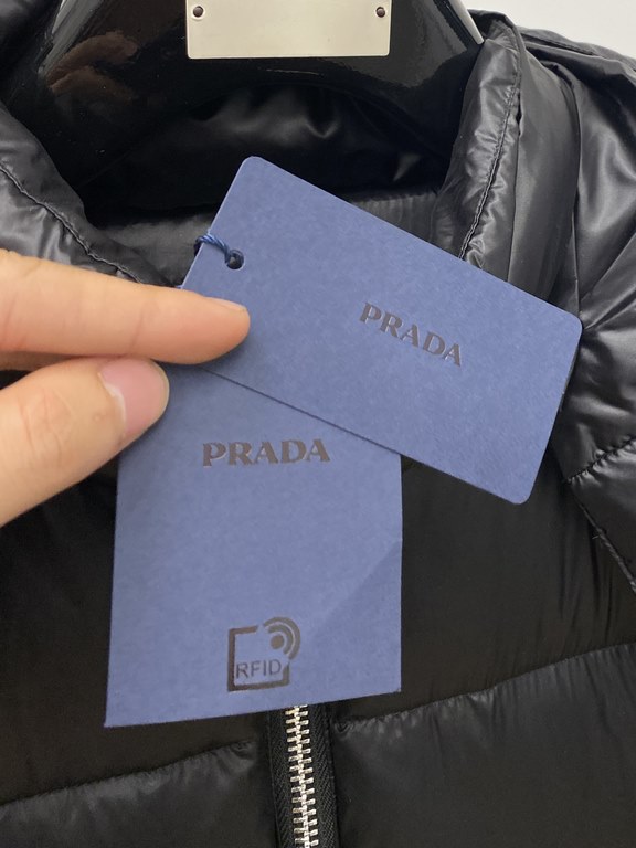 595  Prada, the latest men's down jacket, soft and cozy fabric. The shape of the jacket is superb. Zipper. Accessories are customer supply, imported fabrics, lightweight and comfortable, warm and stylish, simple and gene