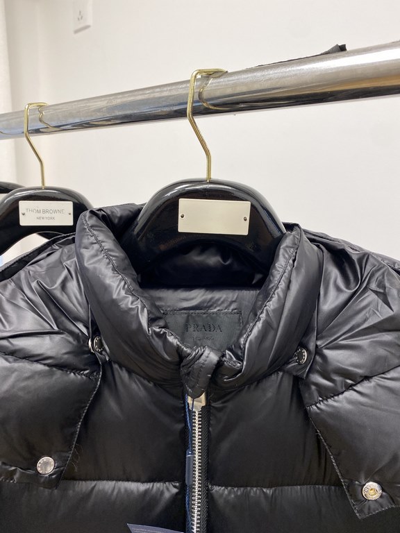 595  Prada, the latest men's down jacket, soft and cozy fabric. The shape of the jacket is superb. Zipper. Accessories are customer supply, imported fabrics, lightweight and comfortable, warm and stylish, simple and gene