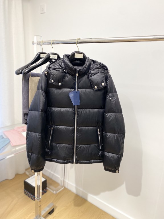 595  Prada, the latest men's down jacket, soft and cozy fabric. The shape of the jacket is superb. Zipper. Accessories are customer supply, imported fabrics, lightweight and comfortable, warm and stylish, simple and gene