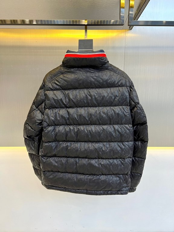 Moncler Moncler (Pure Goose Down) 23 new BOURNE men's silver-tone all-over logo print stowaway hood down jacket. Contrasting color laminated monogram print in platinum and snowflake white diamond pattern, hidden hood tri