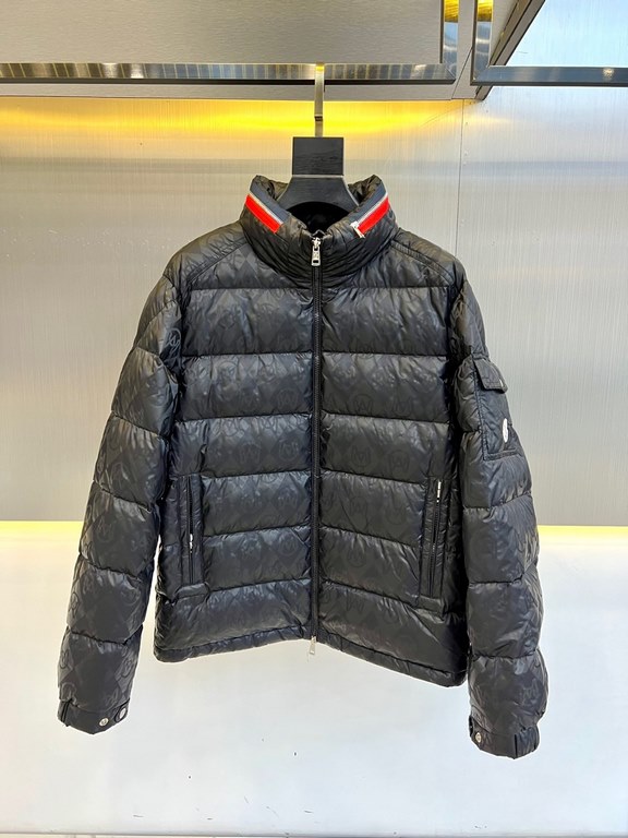 Moncler Moncler (Pure Goose Down) 23 new BOURNE men's silver-tone all-over logo print stowaway hood down jacket. Contrasting color laminated monogram print in platinum and snowflake white diamond pattern, hidden hood tri