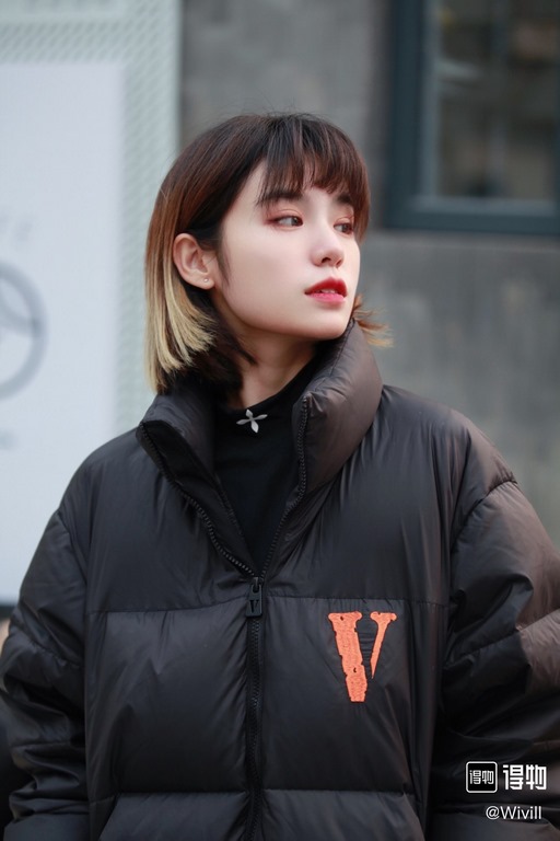 430 Vlone Dark Style Gothic Monogrammed Embroidered Small V Down JacketImported 45D cotton feeling memory matte fabric, feel comfortable and smooth, wear-resistant degree is better, the new national standard 80 zero whit