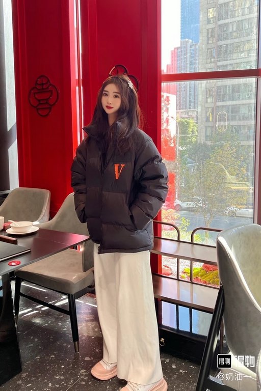 430 Vlone Dark Style Gothic Monogrammed Embroidered Small V Down JacketImported 45D cotton feeling memory matte fabric, feel comfortable and smooth, wear-resistant degree is better, the new national standard 80 zero whit