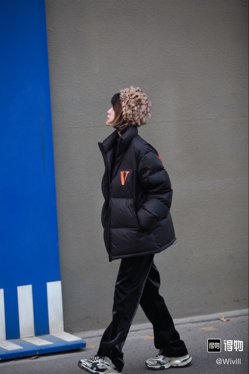 430 Vlone Dark Style Gothic Monogrammed Embroidered Small V Down JacketImported 45D cotton feeling memory matte fabric, feel comfortable and smooth, wear-resistant degree is better, the new national standard 80 zero whit