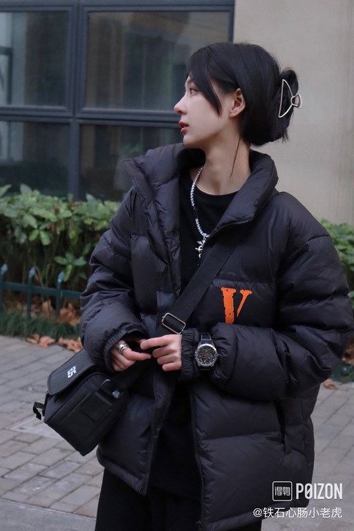 430 Vlone Dark Style Gothic Monogrammed Embroidered Small V Down JacketImported 45D cotton feeling memory matte fabric, feel comfortable and smooth, wear-resistant degree is better, the new national standard 80 zero whit