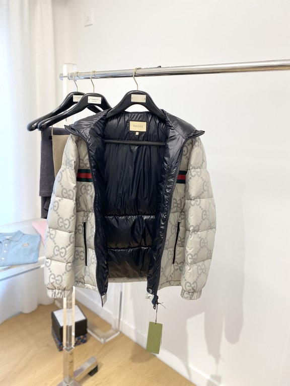 635 Gucci's newest men's down jacket is made of soft and cozy fabric. The shape of the jacket is superb ． Zipper. Accessories are customer supply, imported fabrics, lightweight and comfortable, warm and stylish, simple a