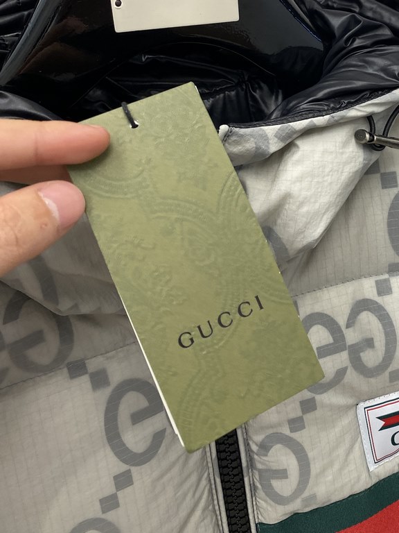 635 Gucci's newest men's down jacket is made of soft and cozy fabric. The shape of the jacket is superb ． Zipper. Accessories are customer supply, imported fabrics, lightweight and comfortable, warm and stylish, simple a