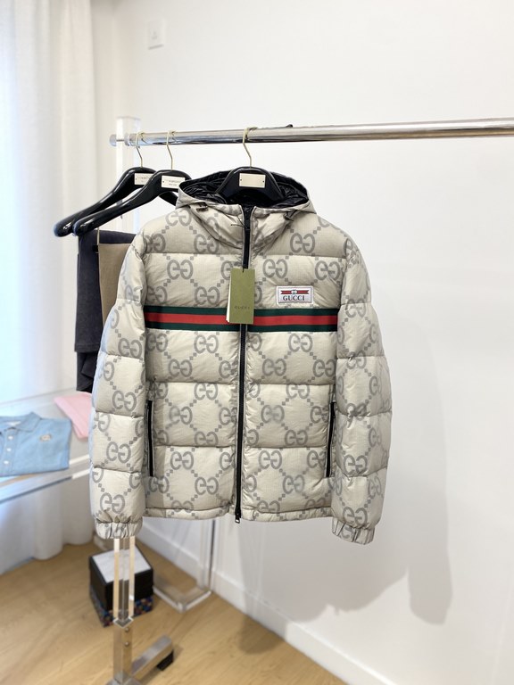 635 Gucci's newest men's down jacket is made of soft and cozy fabric. The shape of the jacket is superb ． Zipper. Accessories are customer supply, imported fabrics, lightweight and comfortable, warm and stylish, simple a