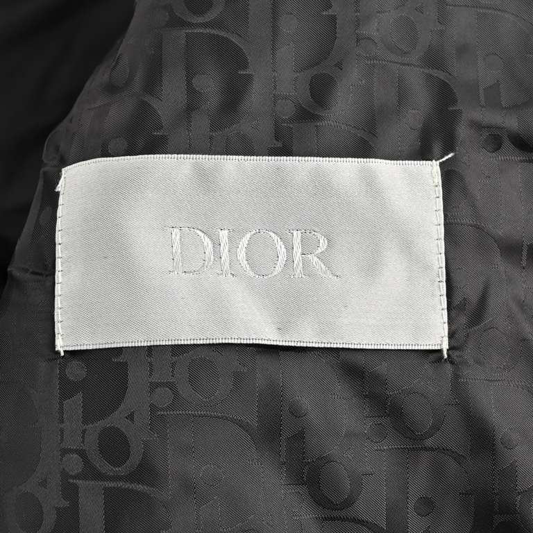 545DiorDior 23Fw Standing Collar Oblique Flower Down JacketFabric Techno Oblique Jacquard Down Jacket Counter price 21165 DescriptionPaying homage to Dior's heritage, this black down jacket is crafted from technical fabr