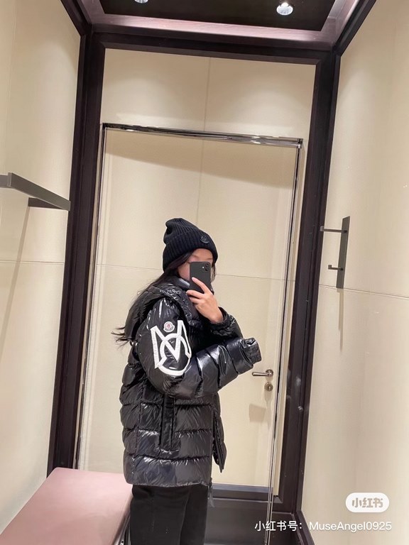 635Model number E71Moncler   moncler mouth 23ss new Wang Yibo same Saulx series down jacket men and women's models hat     removalCrafted from glossy nylon laqué, the Saulx hooded down jacket is a classic Moncler design 