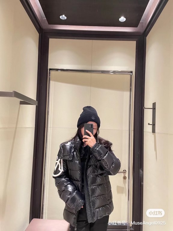 635Model number E71Moncler   moncler mouth 23ss new Wang Yibo same Saulx series down jacket men and women's models hat     removalCrafted from glossy nylon laqué, the Saulx hooded down jacket is a classic Moncler design 