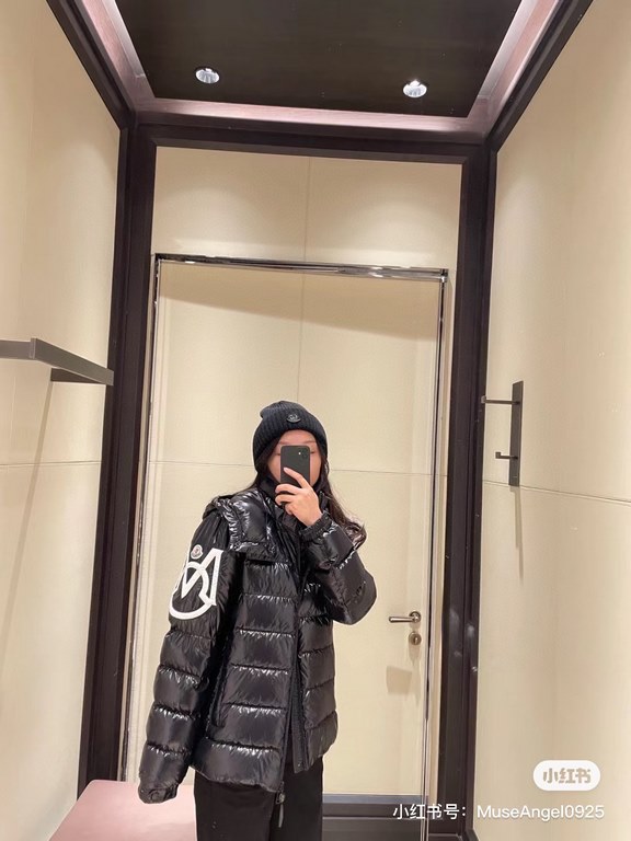 635Model number E71Moncler   moncler mouth 23ss new Wang Yibo same Saulx series down jacket men and women's models hat     removalCrafted from glossy nylon laqué, the Saulx hooded down jacket is a classic Moncler design 