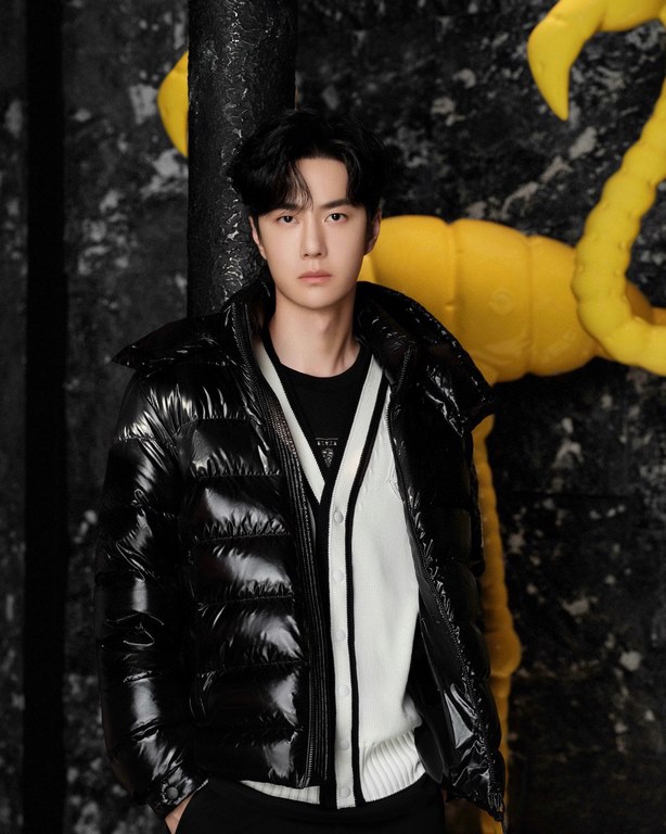 635Model number E71Moncler   moncler mouth 23ss new Wang Yibo same Saulx series down jacket men and women's models hat     removalCrafted from glossy nylon laqué, the Saulx hooded down jacket is a classic Moncler design 