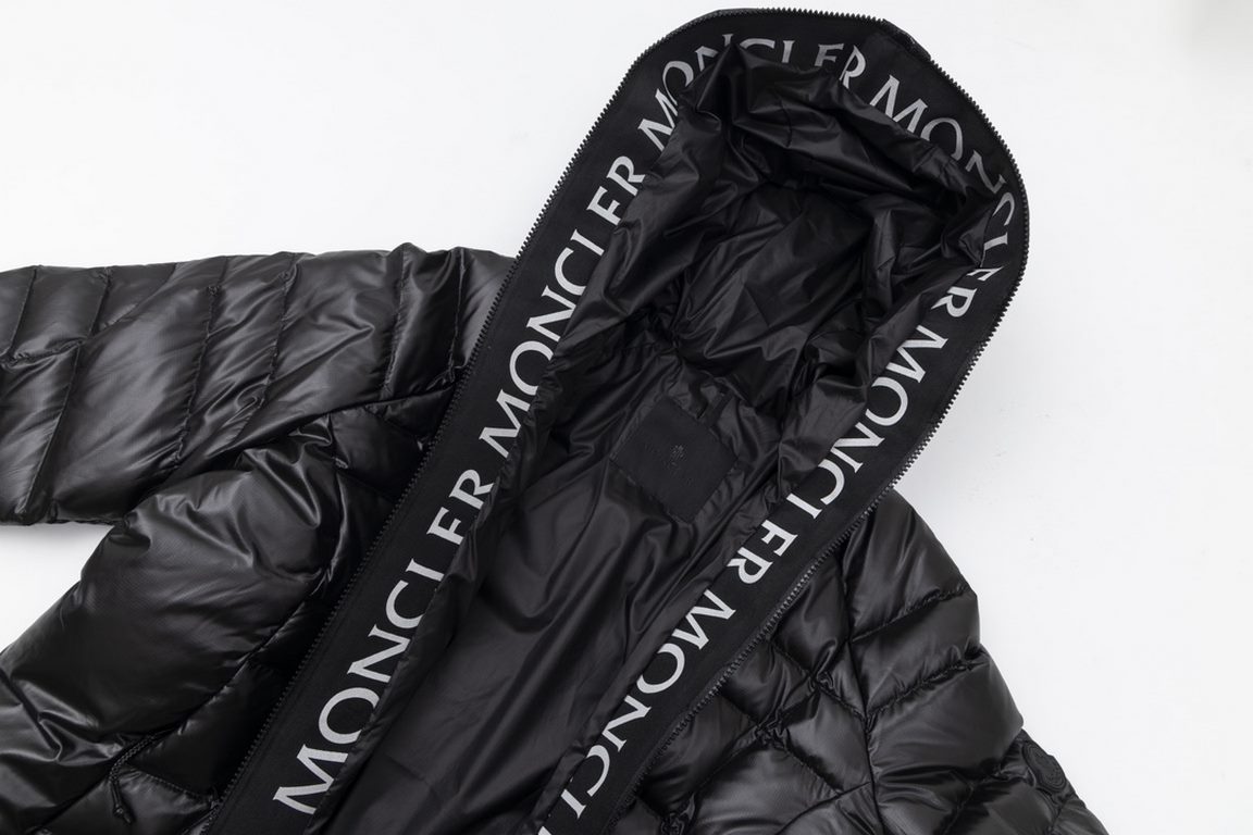 605Model number E76Moncler   Moncler 23SS winter hooded down jacket!This counter listing is a steal, the short section is the most sought-after models, this is definitely the king of down jacket, to meet all the fantasie