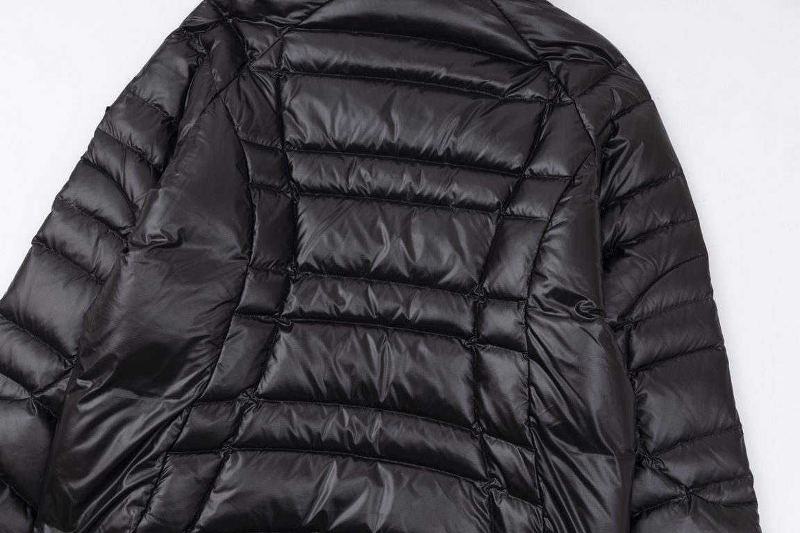 605Model number E76Moncler   Moncler 23SS winter hooded down jacket!This counter listing is a steal, the short section is the most sought-after models, this is definitely the king of down jacket, to meet all the fantasie