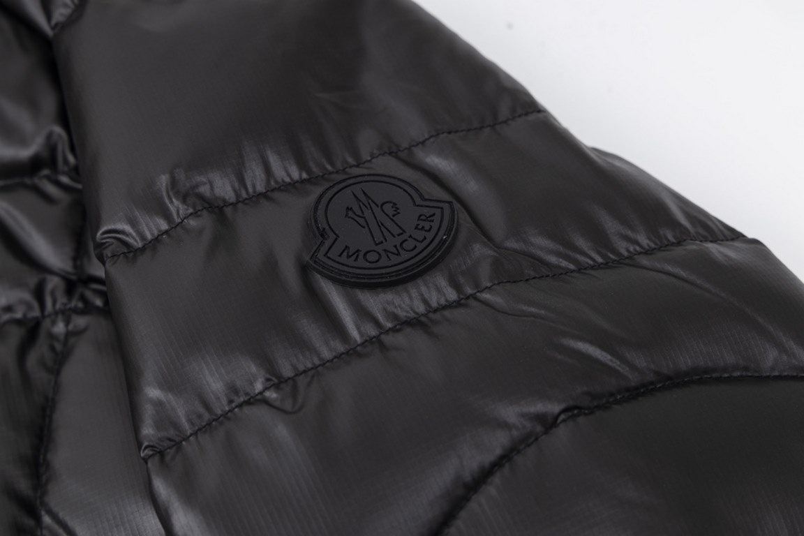 605Model number E76Moncler   Moncler 23SS winter hooded down jacket!This counter listing is a steal, the short section is the most sought-after models, this is definitely the king of down jacket, to meet all the fantasie