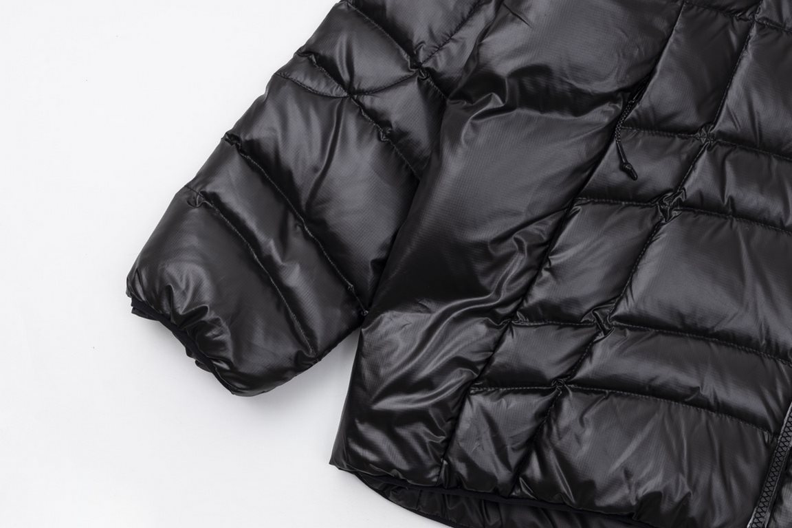 605Model number E76Moncler   Moncler 23SS winter hooded down jacket!This counter listing is a steal, the short section is the most sought-after models, this is definitely the king of down jacket, to meet all the fantasie