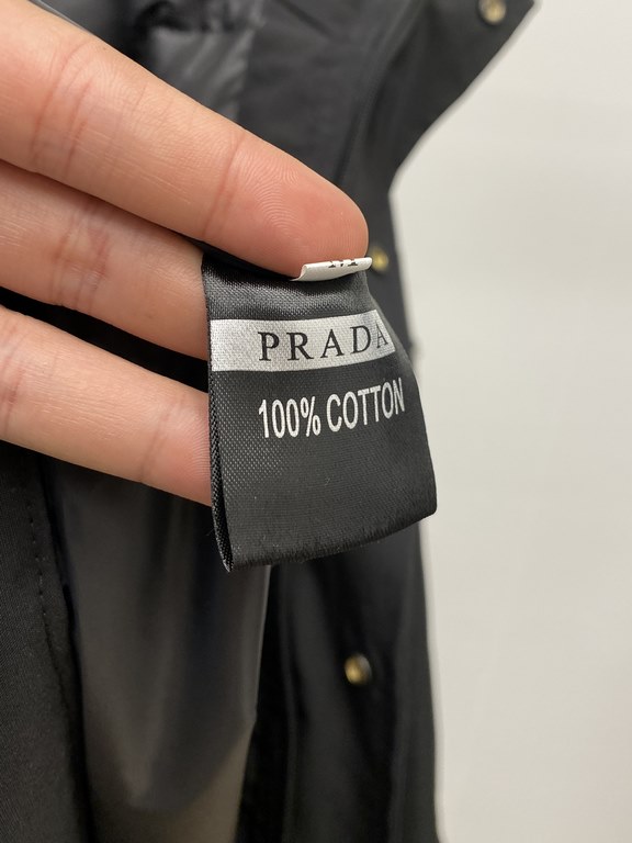 675 Prada, the latest men's down jacket, soft and cozy fabric. The shape of the jacket is superb. Zipper. Accessories are customer supply, imported fabrics, lightweight and comfortable, warm and stylish, simple and gener