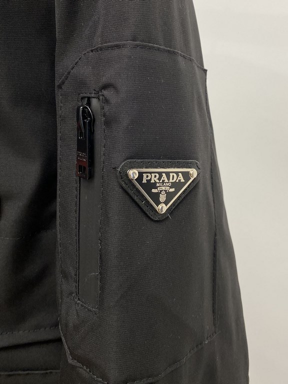 675 Prada, the latest men's down jacket, soft and cozy fabric. The shape of the jacket is superb. Zipper. Accessories are customer supply, imported fabrics, lightweight and comfortable, warm and stylish, simple and gener