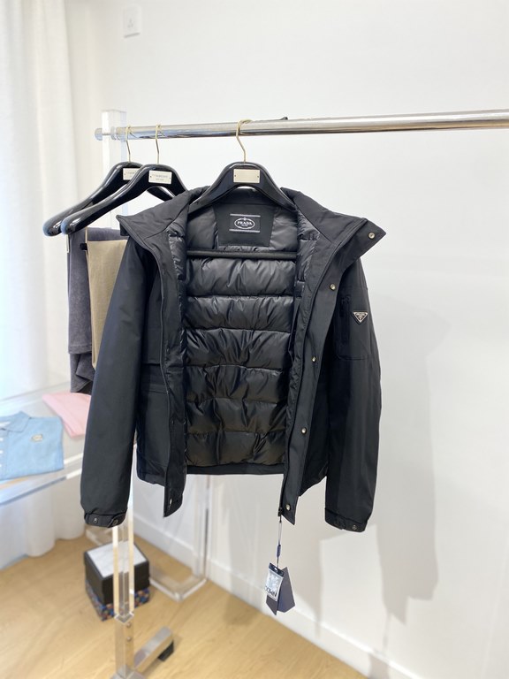 675 Prada, the latest men's down jacket, soft and cozy fabric. The shape of the jacket is superb. Zipper. Accessories are customer supply, imported fabrics, lightweight and comfortable, warm and stylish, simple and gener