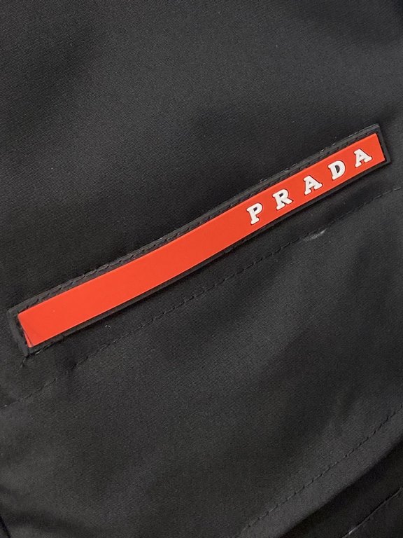 675 Prada, the latest men's down jacket, soft and cozy fabric. The shape of the jacket is superb. Zipper. Accessories are customer supply, imported fabrics, lightweight and comfortable, warm and stylish, simple and gener