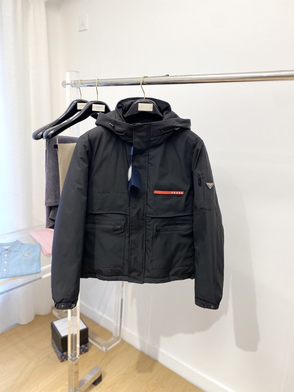 675 Prada, the latest men's down jacket, soft and cozy fabric. The shape of the jacket is superb. Zipper. Accessories are customer supply, imported fabrics, lightweight and comfortable, warm and stylish, simple and gener