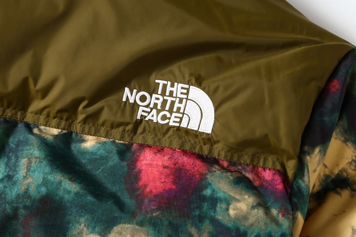 S35#P445 DetailThe North Face 1996 Retro Nupts Ice-dyed green Stowable, warm, vintage-printed 700 puffy hooded down jacket.Size S M L XLLength 64 66 68 70Bust 119 123 127 131Shoulder width 52 53 54 55Sleeve Length 63 64 