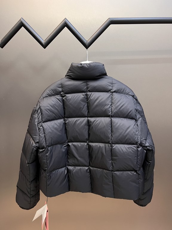 p615 miuniu letter print bread diamond plaid short down jacketThese years the fashion world is very popular this down jacket, rich in three-dimensional, this simple design no matter what hairstyle is suitable for, casual