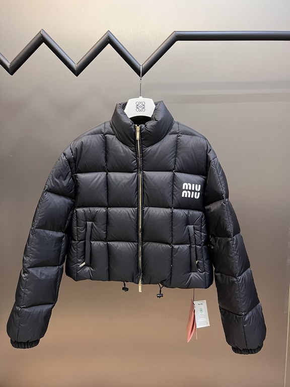 p615 miuniu letter print bread diamond plaid short down jacketThese years the fashion world is very popular this down jacket, rich in three-dimensional, this simple design no matter what hairstyle is suitable for, casual