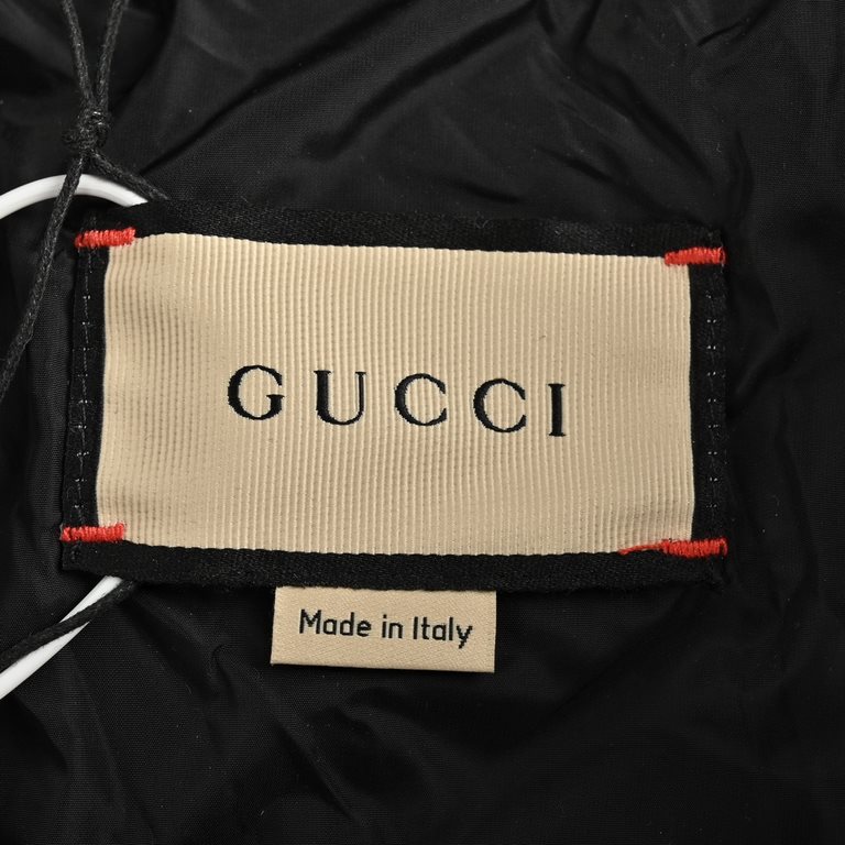 565GucciGucci full print dark pattern jacquard down jacketGUCCL new down jacket 2022 letters jacquard down jacketThe original buyer purchased, fixed weaving and dyeing blank cloth positioning printing, hardware independe