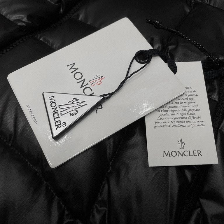 605Model number E76Moncler   Moncler 23SS winter hooded down jacket!This counter listing is a steal, the short section is the most sought-after models, this is definitely the king of down jacket, to meet all the fantasie