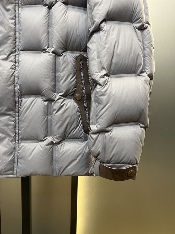 900.zegn Jeni 23 new casual and versatile knitted patchwork sleeve down jacket, this down jacket is made of innovative recycled nylon fabric, 35% Tencel plus 55% nylon fabric, quite a novel feature. With 90% white duck d