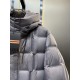 900.zegn Jeni 23 new casual and versatile knitted patchwork sleeve down jacket, this down jacket is made of innovative recycled nylon fabric, 35% Tencel plus 55% nylon fabric, quite a novel feature. With 90% white duck d