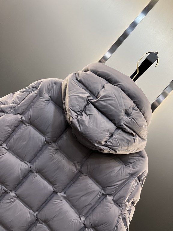 900.zegn Jeni 23 new casual and versatile knitted patchwork sleeve down jacket, this down jacket is made of innovative recycled nylon fabric, 35% Tencel plus 55% nylon fabric, quite a novel feature. With 90% white duck d