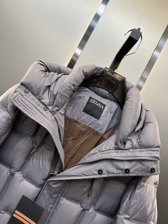 900.zegn Jeni 23 new casual and versatile knitted patchwork sleeve down jacket, this down jacket is made of innovative recycled nylon fabric, 35% Tencel plus 55% nylon fabric, quite a novel feature. With 90% white duck d